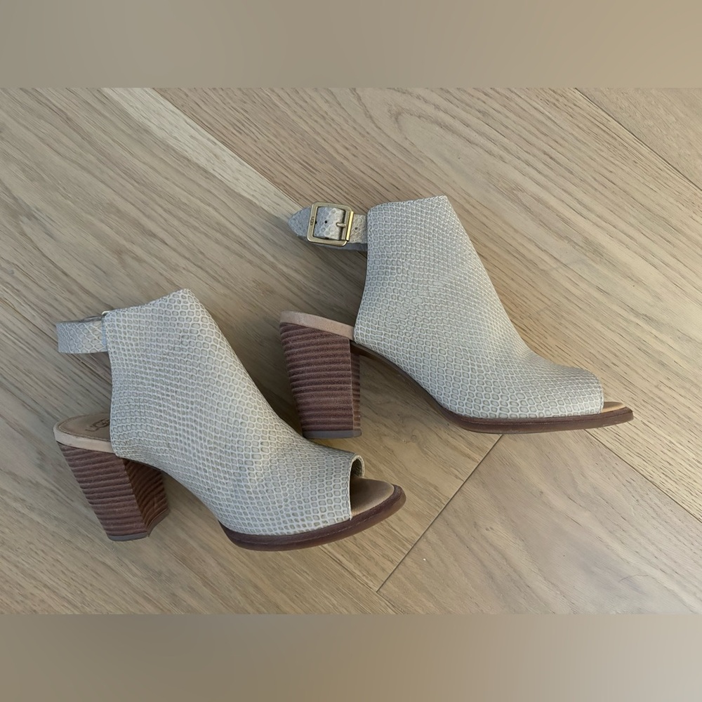 UGG Sandals - Size 8